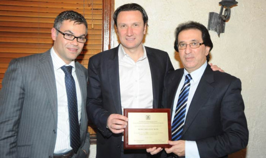 Οι κ. Αθος Χρίστου και Θεοχάρης Αλαβέρας (Beirut Hellenic Bank) με τον πρόεδρο της κοινότητας.